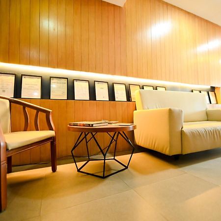 Blue Harbor Hotel Calapan Bagian luar foto