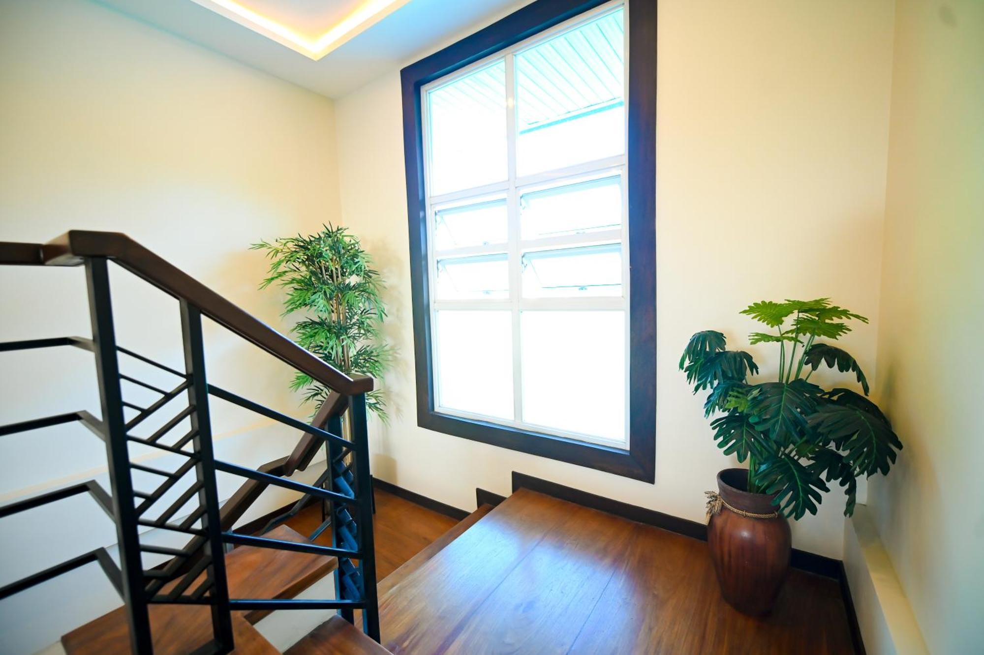 Blue Harbor Hotel Calapan Bagian luar foto