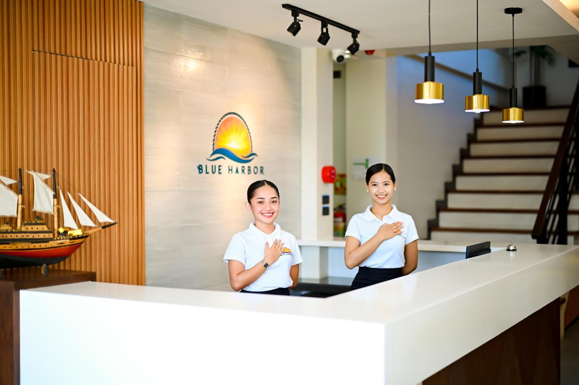 Blue Harbor Hotel Calapan Bagian luar foto