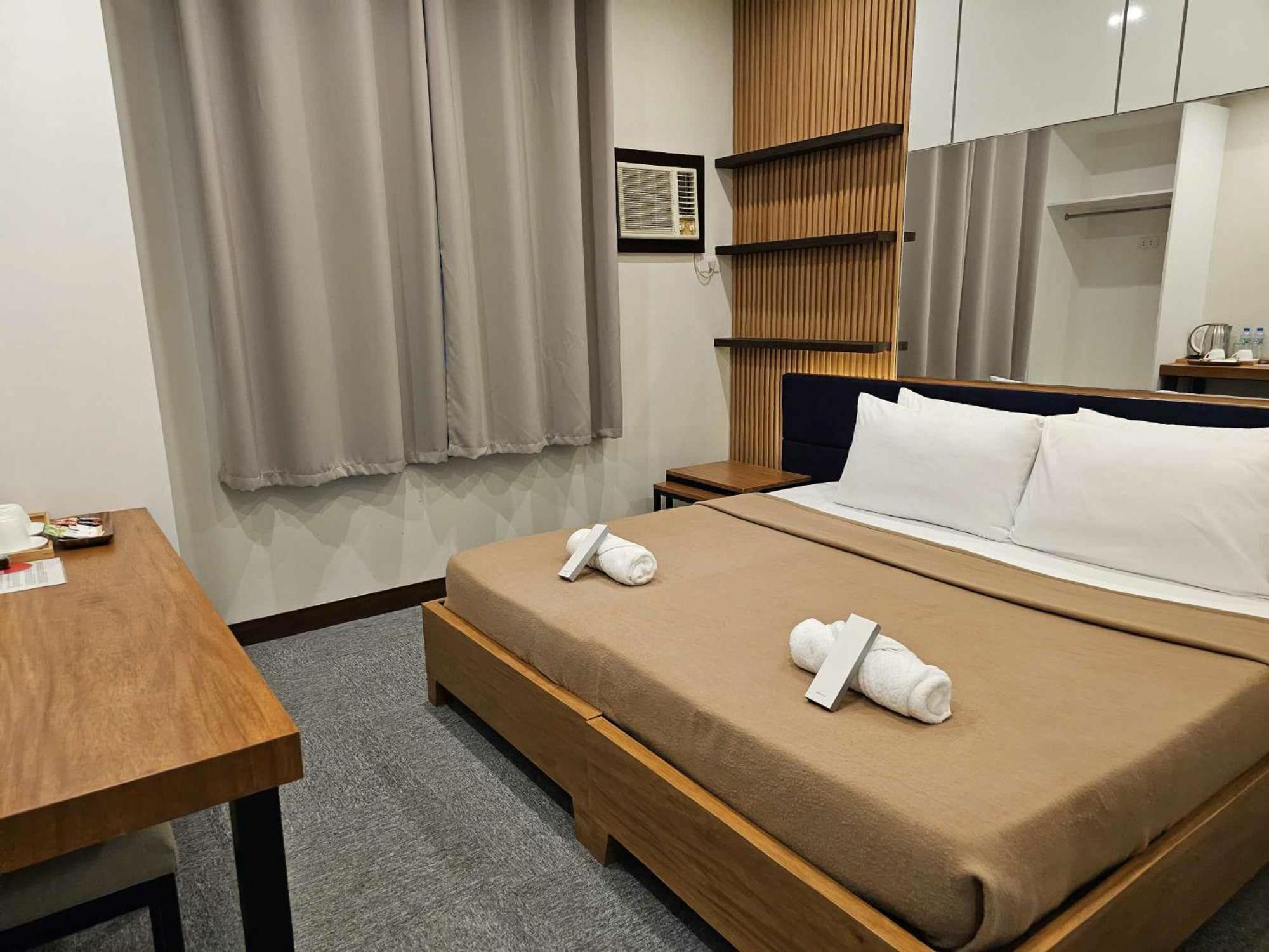 Blue Harbor Hotel Calapan Bagian luar foto