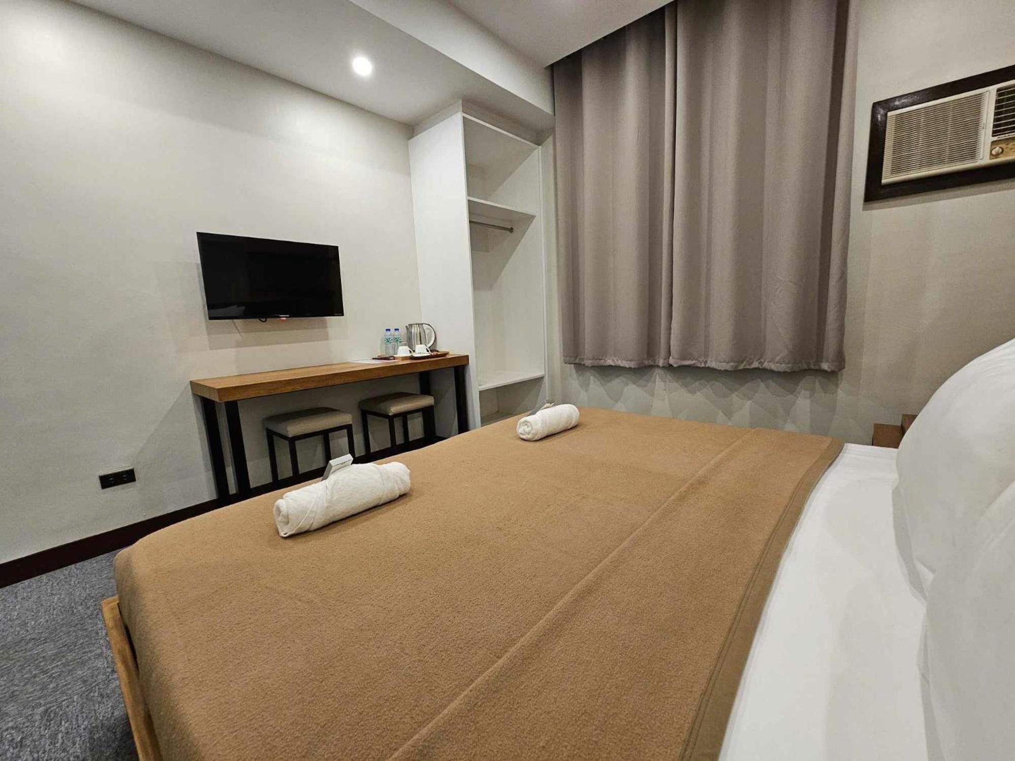 Blue Harbor Hotel Calapan Bagian luar foto