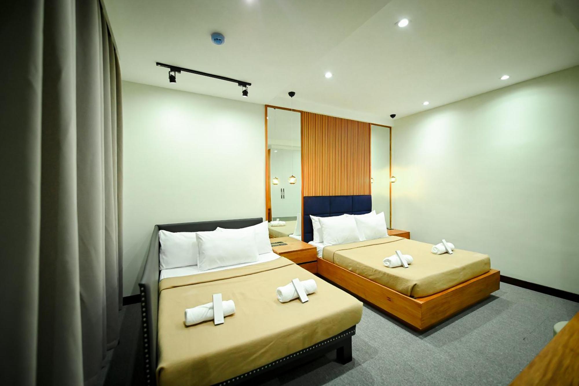 Blue Harbor Hotel Calapan Bagian luar foto