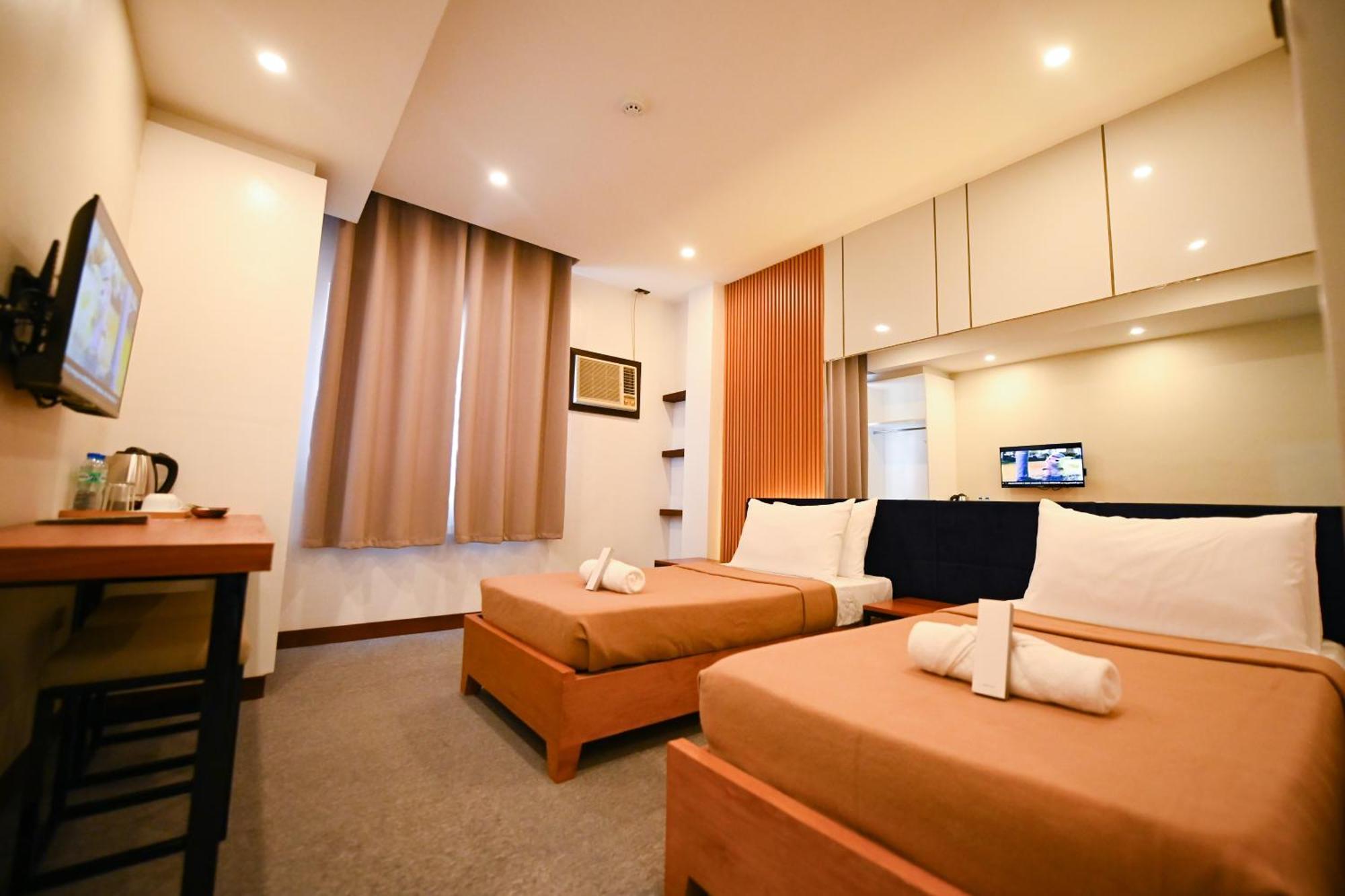 Blue Harbor Hotel Calapan Bagian luar foto