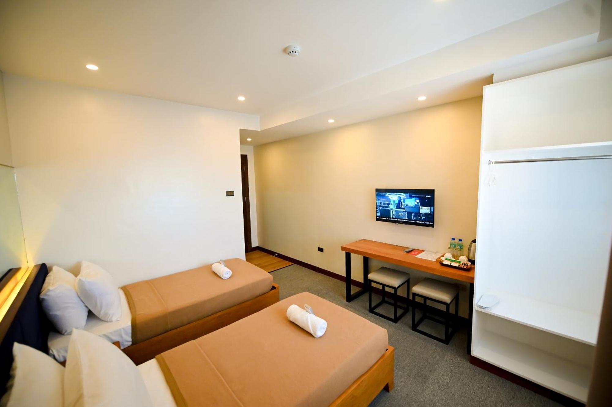 Blue Harbor Hotel Calapan Bagian luar foto